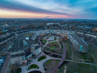 Avondlicht boven het vernieuwde Eilandplein in Duiven