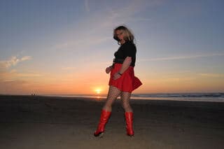 met de hakken in het zand