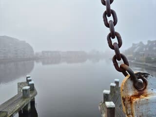 Ophaalbrug De Leyens in de mist