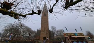 Kerktoren in de mist vandaag in Heemskerk 