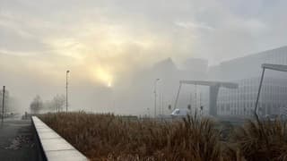 De zon komt weer te voorschijn door de mist heen  