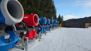 Fieberbrunn en de sneeuwkanonnen staan er werkloos bij....