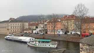 Heuvel Petřín volledig in de mist verstopt 