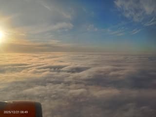 Ochtend boven de wolken en boven Tsjechië 