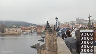 Heuvel Petřín en Praagse burcht in de mist 