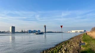 Waterbus over het rustige water van de Nieuwe Maas op weg  naar Rotterdam 