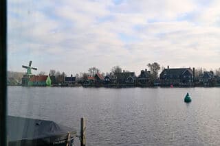 de zaanse schans genomen over de Zaan vanuit Honig-Breethuis (museuem) in Zaandijk