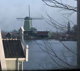 de zaanse schans genomen over de Zaan vanuit Honig-Breethuis (museum) in Zaandijk