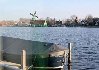 de zaanse schans genomen over de Zaan vanuit Honig-Breethuis (museum) in Zaandijk