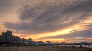 Prachtige zonsondergang over de Boulevard van Scheveningen