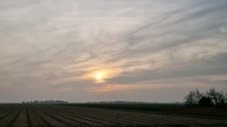 Sluierwolken en winderig 