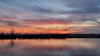 Zonsopkomst aan en in het watet