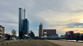 Een flauw zonnetje boven de Kop van Zuid vanochtend