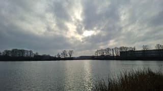 Spaarzaam moment vanochtend in het Noorden van het land (Zwolle) dat de zon kort zichtbaar is door de bewolking heen