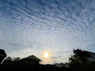 Altocumulus met zon