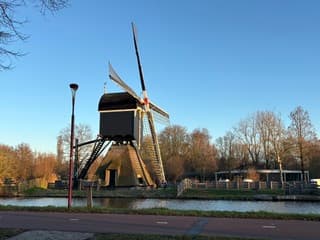 Molen bij lage zon 