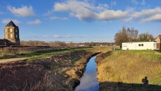 Eindelijk weer de zon, enkele wolken maar ijskoude wind. 