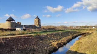 Eindelijk weer de zon, enkele wolken maar ijskoude wind. 