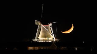 Maansikkel boven Anjum op kerstavond 