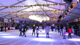 de binnen schaatsbaan, gezellig voor velen.