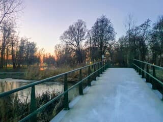 Ongerept wit bevroren bruggetje