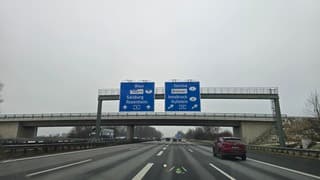 Rechtdoor Salzburgerland rechtsaf Tirol. Dit bord zien de nederlanders het liefst