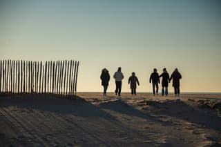 Wandelen op het strand op 2e kerstdag