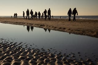 Veel wandelaars op het strand van Katwijk