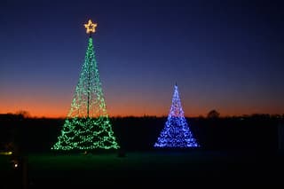 kerstverlichting in schemering