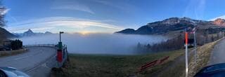 Zon en mist in de bergen