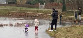 Met de zijwieltjes op het ijs 