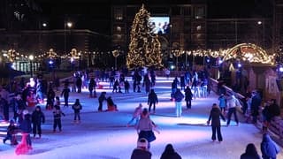IJspret op de kunstijsbaan Museumplein 