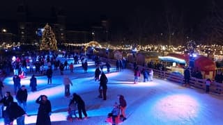 IJspret op de kunstijsbaan Museumplein 