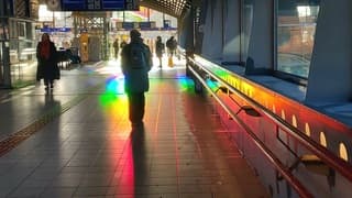 Zon en (gekleurd) glas geeft mooie prismakleuren in Amersfoort CS