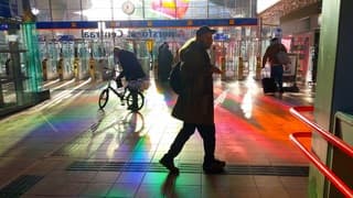 Zon en (gekleurd) glas geeft mooie prismakleuren in Amersfoort CS