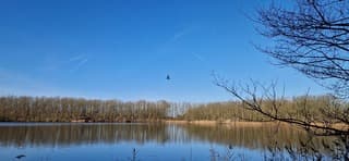 Mooie blauwe lucht boven het water van Den Inkel