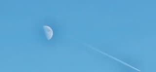 De maan en een strakblauwe lucht 