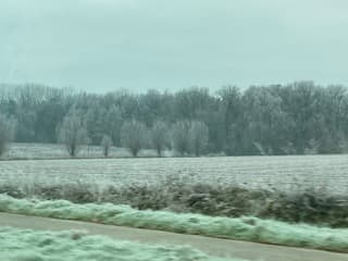Koud en mistig en op weg naar oud op nieuw naar 2026 in Schinveld  Met deze weerfoto van maandag  29 december 2025 is het koud en mistig ook de vuurwerk voorverkoop is weer van start en de oliebollen 