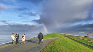 Kleine regenboog boven de Waddenzee