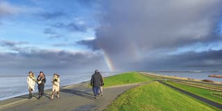 Kleine regenboog boven de Waddenzee.
