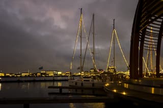 Bewolkte avond aan het IJ. 