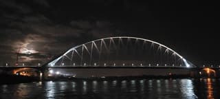 Maan schuift achter de wolken 