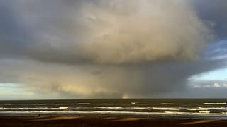 regenboog en Flinke bui op zee