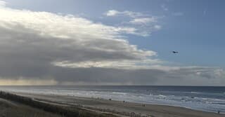 Wisselvallig met buien op zee