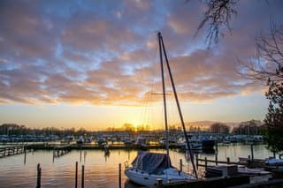 Zonsondergang bij haven