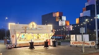 Toen werd het licht, oliebollenkraam