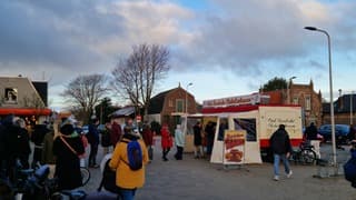 Drukte op Texel bij de oliebollenkraam 
