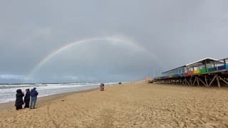 Prachtige regenboog aan zee