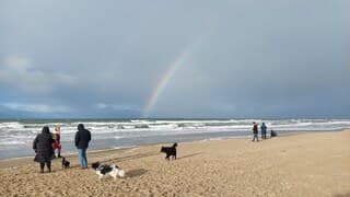 Regenboog op zee