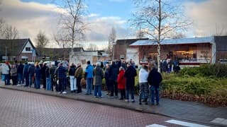 Lange rij voor de oliebollenkraam